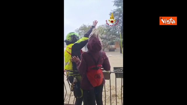 Tratta in salvo con elicottero Vigili fuoco donna bloccata su balcone per maltempo a Bagnacavallo