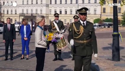 Von Der Leyen a Kiev depone fiori al Muro della Memoria