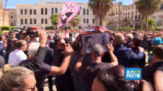 I funerali di Totò Schillaci: cori e applausi dei tifosi