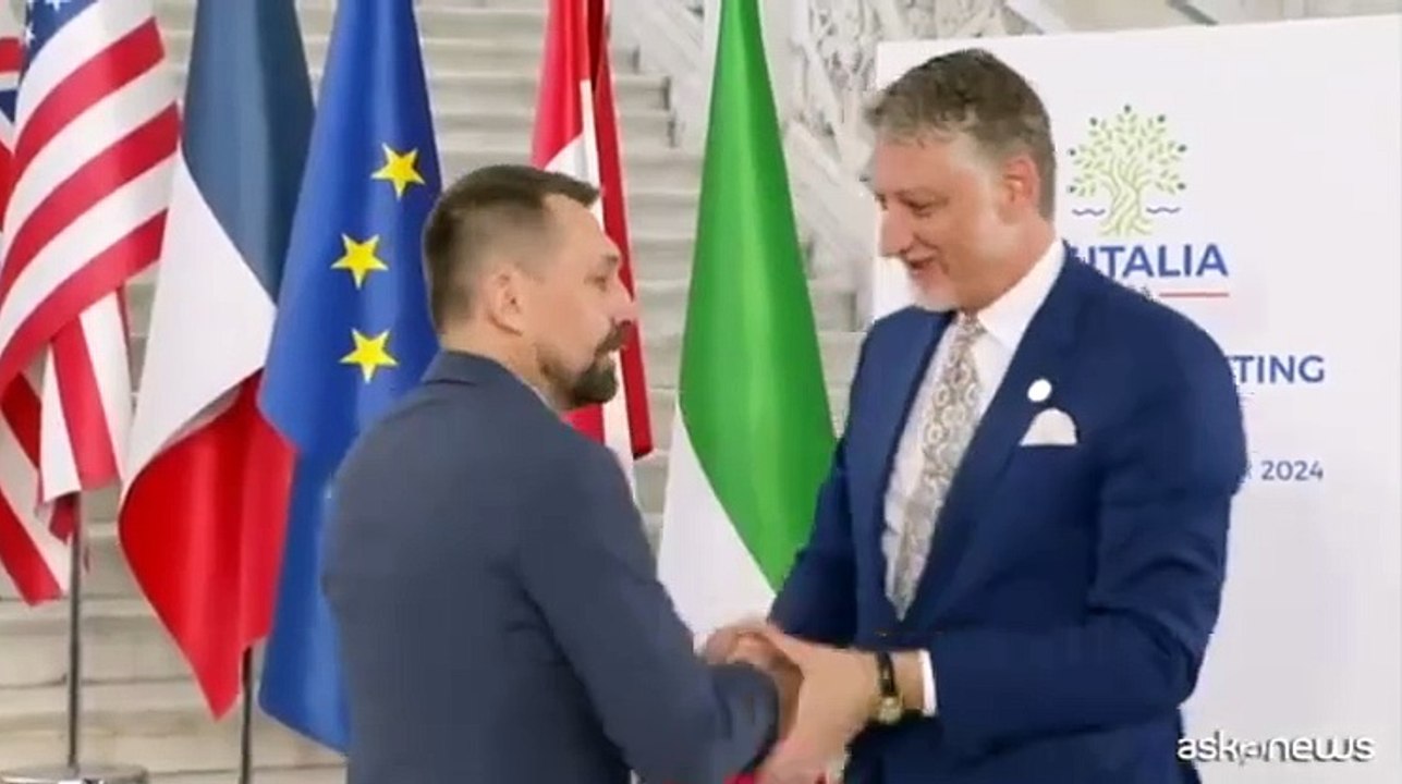 Al via il G7 Cultura a Napoli, Giuli accoglie le delegazioni