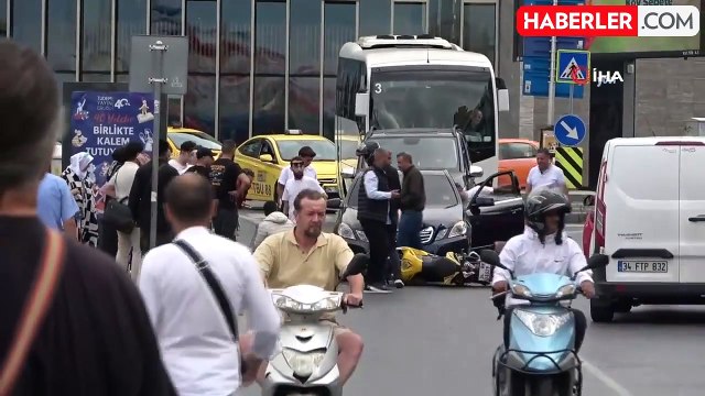Taksim'de Hatalı Sollama Kazası: Motosiklet ile Lüks Araç Çarpıştı