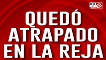 Intentó robar en una casa vacía.... ¡y quedó atrapado en la reja!