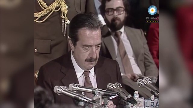 La CONADEP entrega su informe al presidente Raúl Alfonsín (1984)