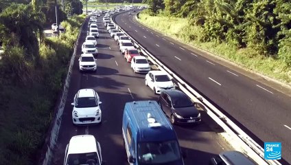 Скачать видео: Protestas de taxistas en Martinica por “pobreza inaceptable” y aumento del costo de vida