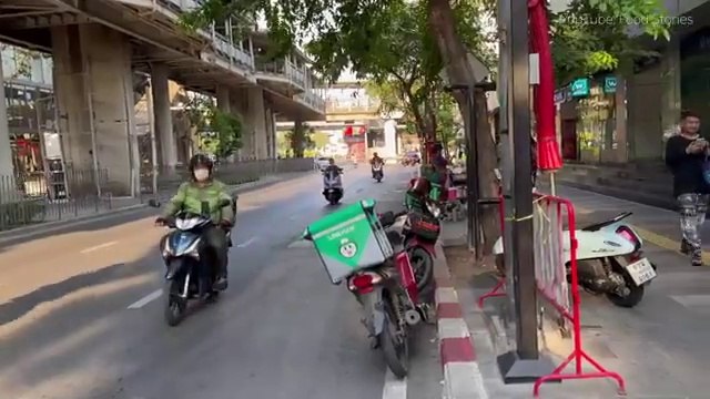 EGGS & BANANAS! 1 DAY OF WORK WITH MOST FAMOUS PUY ROTI LADY - THAI STREET FOOD ROTI LADY BANGKOK