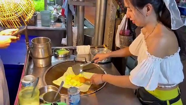 Ploy Sai visits FAMOUS Roti Lady ! Banana Pancake Roti Lady Bangkok Coffee - Thai Street Food
