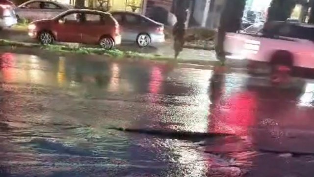 Jeep driver blows tire after failing to avoid massive pothole while driving in rain