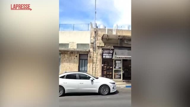 Israele, raffiche di razzi dal Libano a nord del Paese: la colonna di fumo