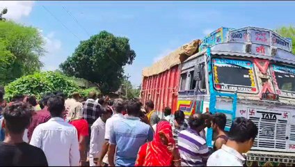 Descargar video: तेज रफ्तार ट्रक ने बाइक को मारी टक्कर, मां की मौत, मासूम बच्ची घायल