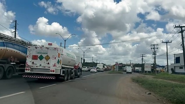 Engarrafamentos diários na BR-324 causados por tráfego de veículos pesados