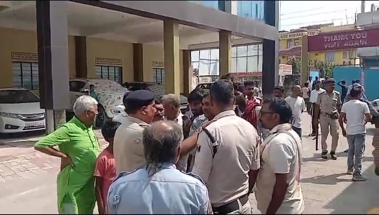 ‘3 दिन हो चुके हैं, मेरा बच्चा गायब है’ परिजनों ने स्कूल में काटा बवाल, लगाए गंभीर आरोप