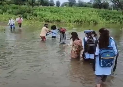 ​स्कूल जाने व घर लौटने से पहले जोखिम में रहती है जान, हाथ थाम नदी पार करने को मजबूर छात्र-छात्राएं...देखें वीडियो