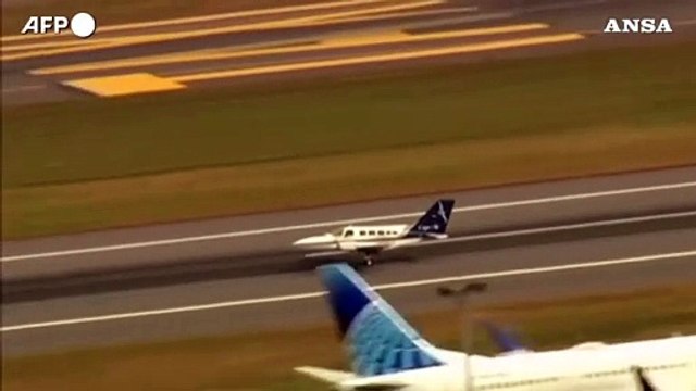 Usa, piccolo aereo atterra in emergenza