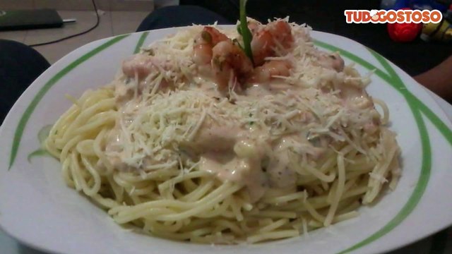 Macarrão com molho branco de camarão