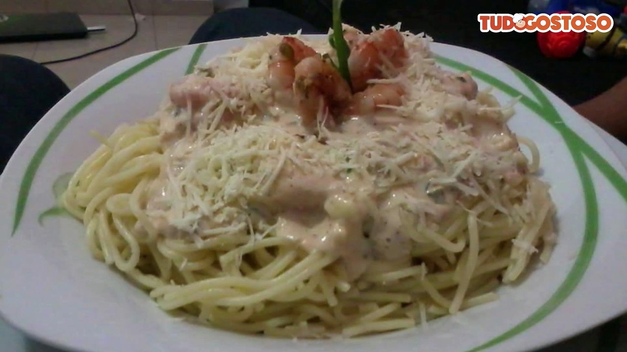 Macarrão com molho branco de camarão