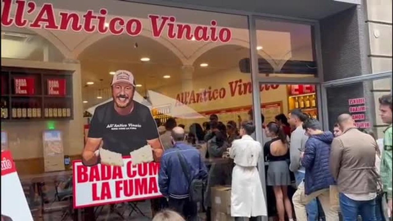All'Antico Vinaio apre a Bologna, il video dell'inaugurazione in piazza Santo Stefano con la lunga fila di clienti