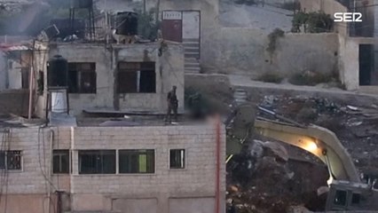 Tải video: no usar Soldados israelíes arrojan cuerpos de palestinos desde un tejado