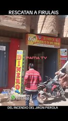 Mujer rescata a sus perros de un incendio