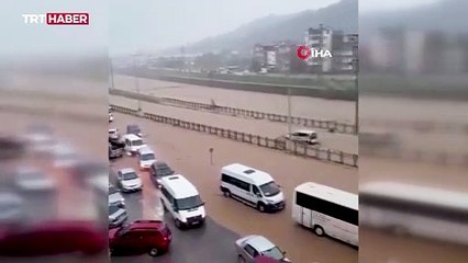 Trabzon'da dere taştı, karayolu ulaşıma kapandı