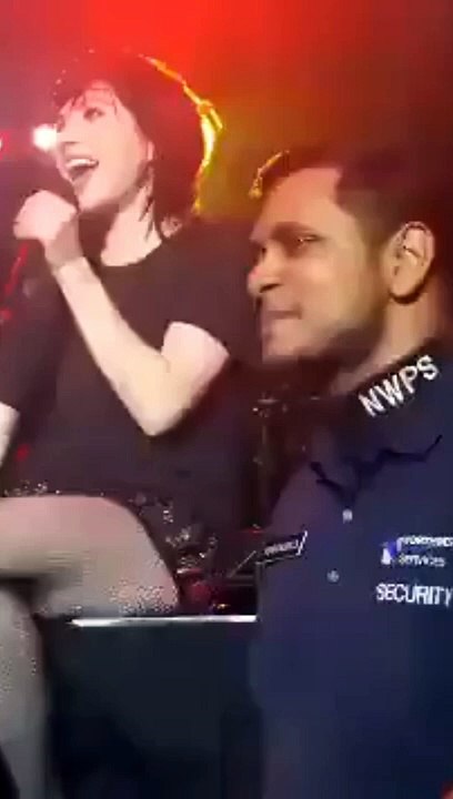 Carly Rae Jepsen put the mic in front of a security guard during "Call Me Maybe"