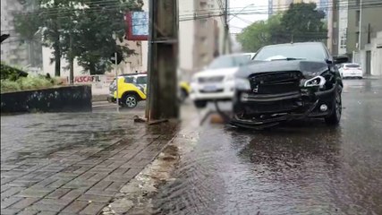 Onix e Hilux se envolvem em acidente no Centro