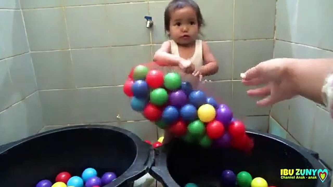 Balita Mandi Bola Warna warni, Bernyanyi balonku ada lima The Ball Pit Show - For Learning Colors