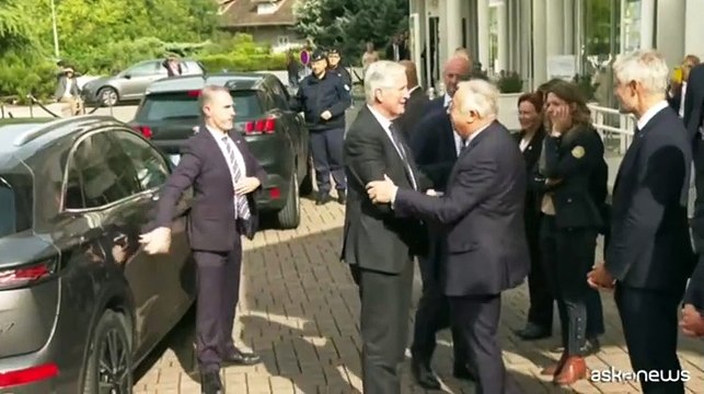 Governo francese, si attende. Macron: tutti devono aiutare Barnier