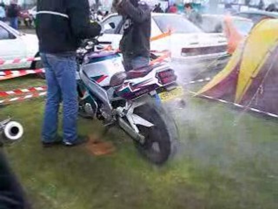 24h du mans 2008 parking rouge pauvre genesis 3