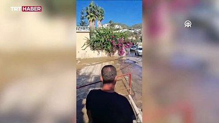 Bodrum'da içme suyu borusu patladı, marketi su bastı