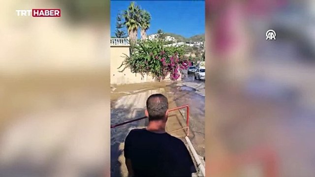 Bodrum'da içme suyu borusu patladı, marketi su bastı