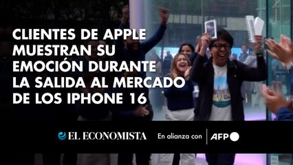 Clientes de Apple muestran su emoción durante la salida al mercado de los iPhone 16