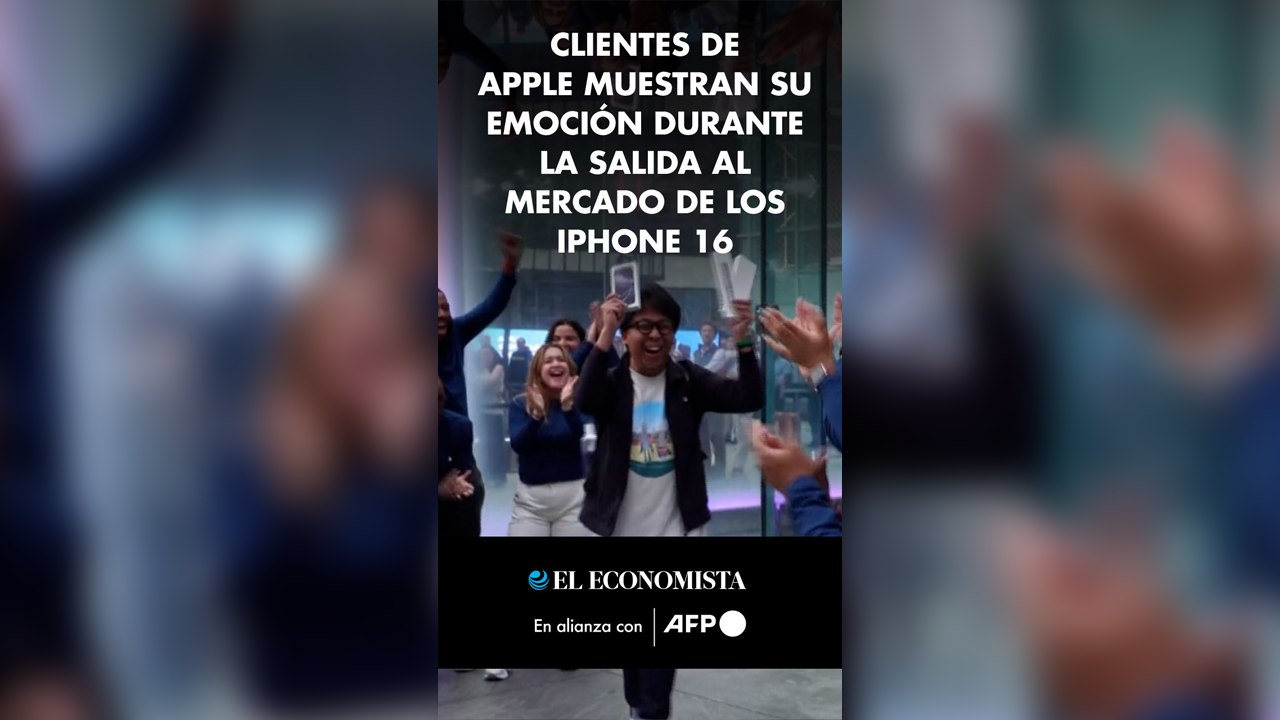 Clientes de Apple muestran su emoción durante la salida al mercado de los iPhone 16