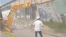 Video: ¡Se salvó de milagro! Alcalde de Cartagena casi queda debajo de un muro demolido