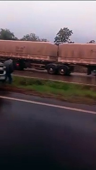 Caminhão tomba sobre SW4 e mata motorista na BR-163; o acidente ocorreu nesta tarde