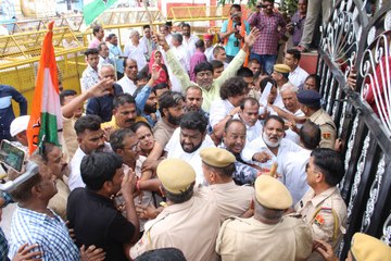 कलक्ट्रेट पर प्रदर्शन, पुलिस से धक्का-मुक्की