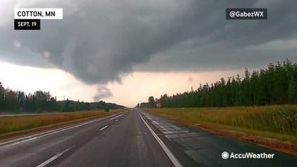 Tải video: Severe storms strike the Upper Midwest with tornadoes and lightning