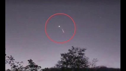 Objeto en el cielo en medio de la carretera