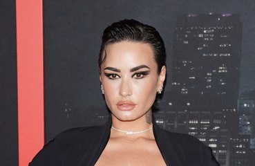 下载视频: Demi Lovato has blamed punching a dancer and overdosing on heroin on the 'negative impact' of fam