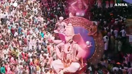 India, giganteschi idoli del dio Ganesh in processione per le strade di Mumbai