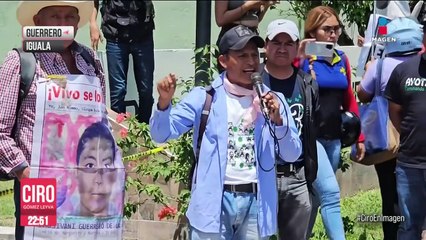 Скачать видео: Normalistas de Ayotzinapa atacan cuartel militar de Iguala