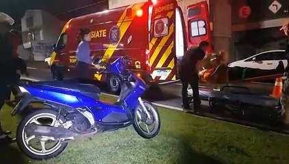 Jovem entregador fica ferido ao deslizar Honda Biz no asfalto molhado no Coqueiral