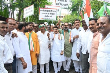 कांग्रेस ने शुक्रवार को केंद्र और राज्य की भाजपा सरकार के खिलाफ प्रदर्शन किया