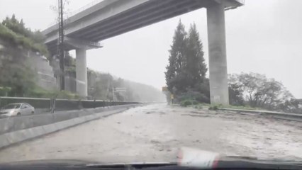 폭우에 계곡처럼 변한 경사로..."밀리면서 운전" / YTN