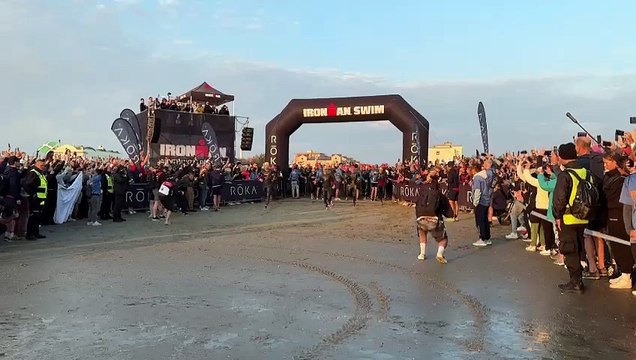 Ironman 2024 a Cervia: la partenza degli atleti per la gara di nuoto