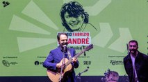 Premio Fabrizio De André per i nuovi talenti: alla Magliana Neri Marcorè ospite a sorpresa canta Faber alla chitarra