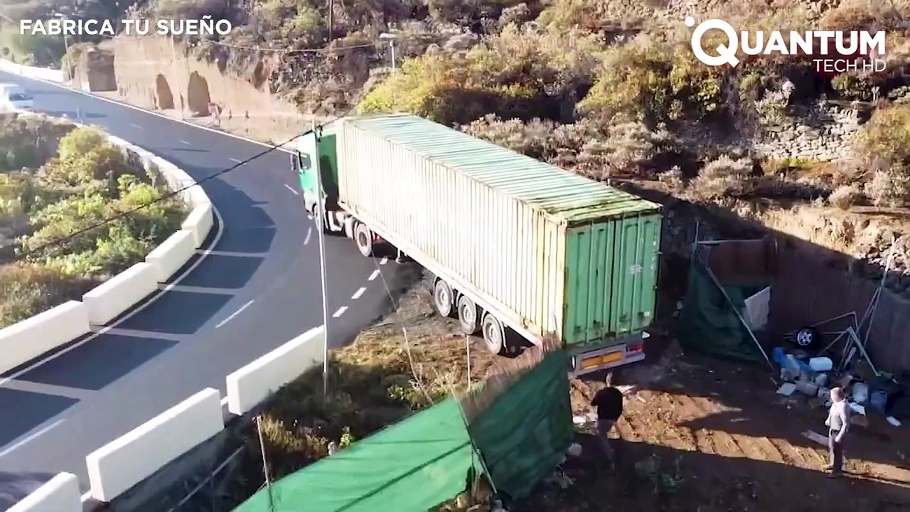 Man Builds Amazing DIY Container Home with a Rooft..