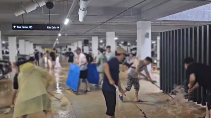 아파트 지하주차장 침수...어른도 아이도 손에 밀대 / YTN
