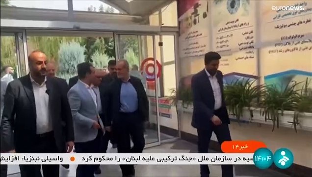 الرئيس الإيراني يزور ضحايا تفجيرات أجهزة البيجر واللاسلكي في طهران