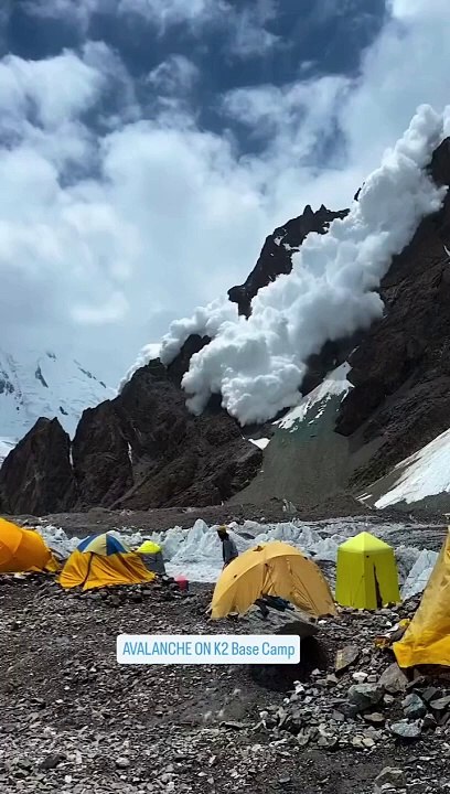 Les images d'une avalanche au camp k2 sur le mont Everest. Impressionnant!