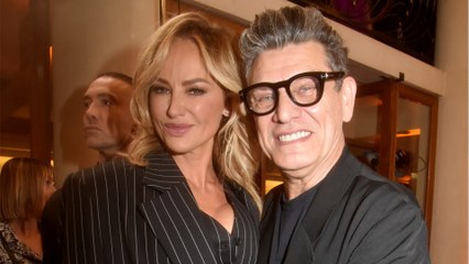 GALA VIDEO - Adriana Karembeu officialise avec Marc Lavoine dans un superbe costume à rayures oversize toujours disponible en ligne